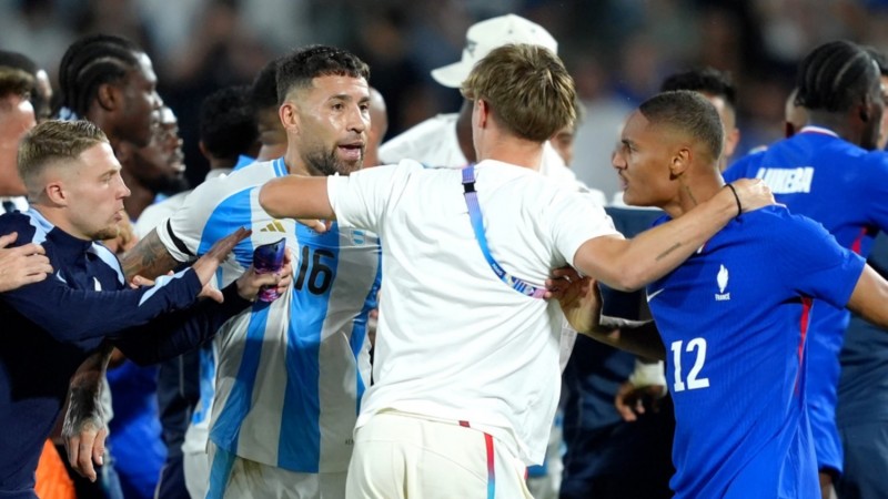 Los incidentes tras Argentina vs Francia comenzaron en el campo y siguieron en camarines